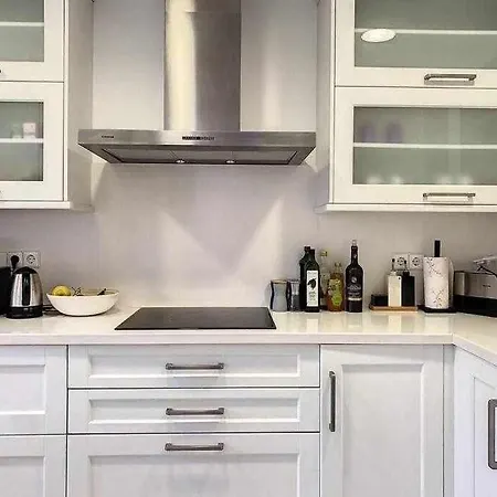Townhouse For 7 People With Private Garden 10 Min From Puerto Banus Apartment